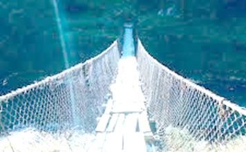 झोलुङ्गे पुल जीर्ण बन्दा स्थानीयबासी सास्ती खेप्दै