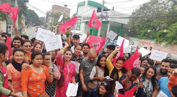 नारी अस्मिताको धज्जी उडाउने कानुनमन्त्रीको राजीनामा माग्दै नेविसंघ धर्नामा