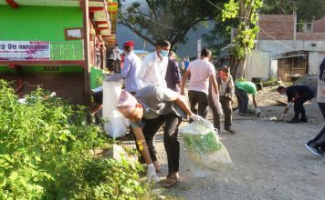 नगरप्रमुख नै फोहर उठाउन निस्केपछि…