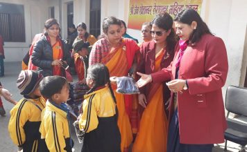 उपमेयर सत्यालको पहलमा विद्यार्थीले पाए न्यानो स्वीटर